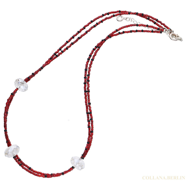 Kette aus Swarovskikristallen und roten/schwarzen Glasperlchen