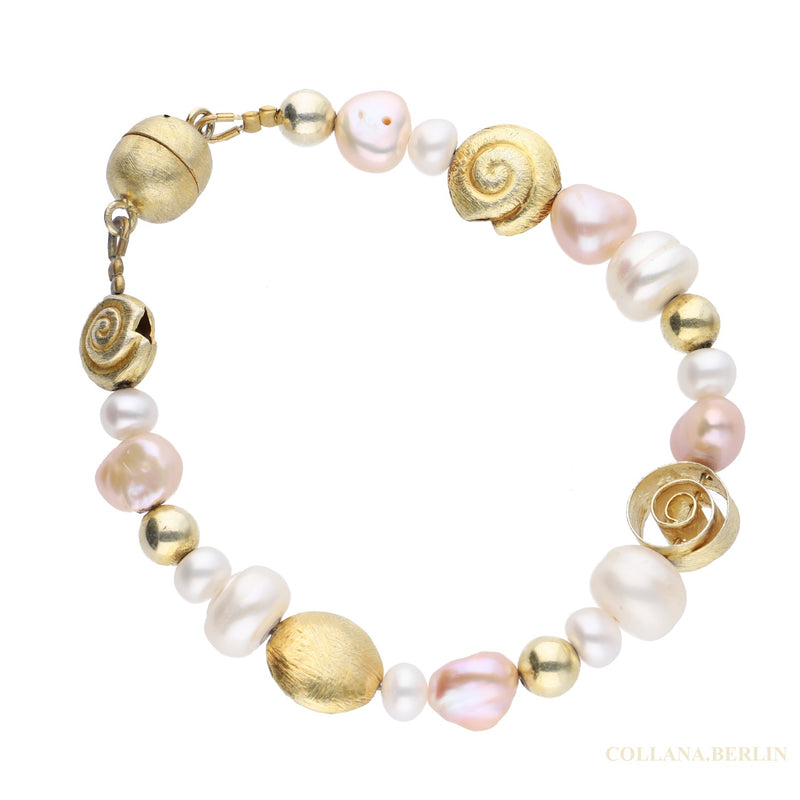 Armband mit Zuchtperlen und Schnecken aus 925 Silber vergoldet mit Magnetverschluss