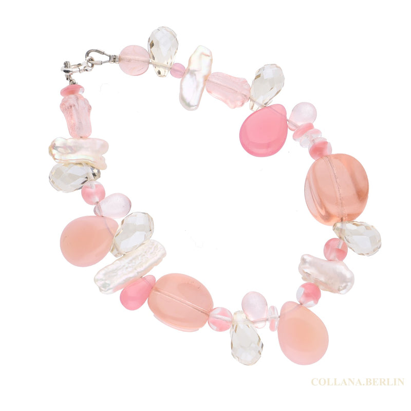 Armband mit Zuchtperlen und roséfarbenen Kristallperlenblüten