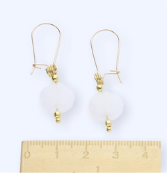 Goldgefüllte Jadeohrringe, weiße Jadeblumen, 14 Karat Goldfiled