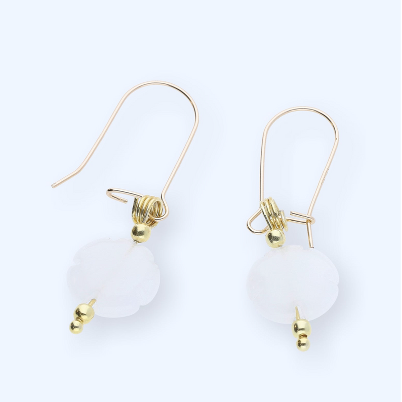 Goldgefüllte Jadeohrringe, weiße Jadeblumen, 14 Karat Goldfiled