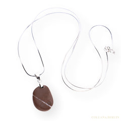 Beachjewellery: Kette aus 925 Silber mit Anhänger aus Stein, rotbraun, schräg meliert