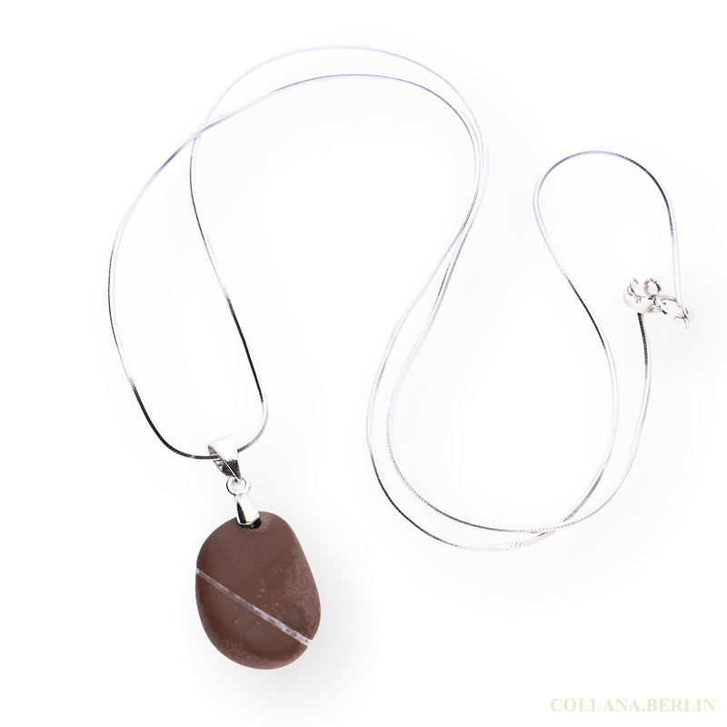 Beachjewellery: Kette aus 925 Silber mit Anhänger aus Stein, rotbraun, schräg meliert